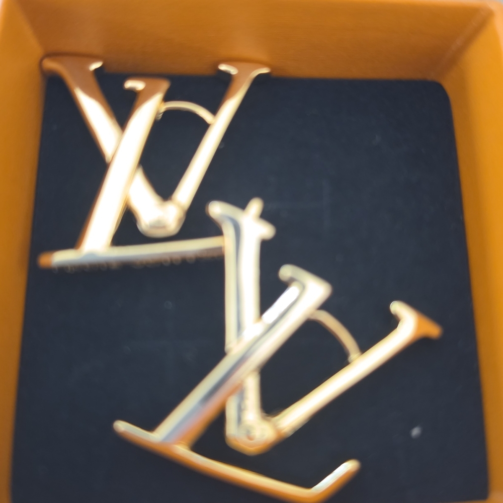 LUXURY brand Gold Initial Earrings 👌🔥🩷💋💥✨️Comes W/Gift🎁STUNNING💣 - Picture 5 of 6
